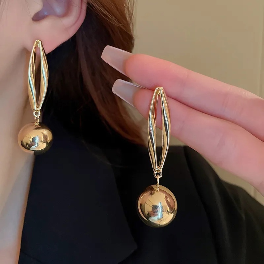 Elegant Gold Drop Earrings